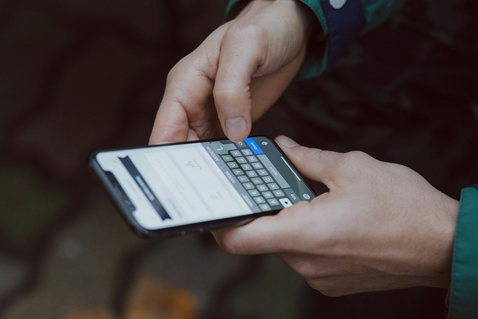 Mãos digitando em um smartphone