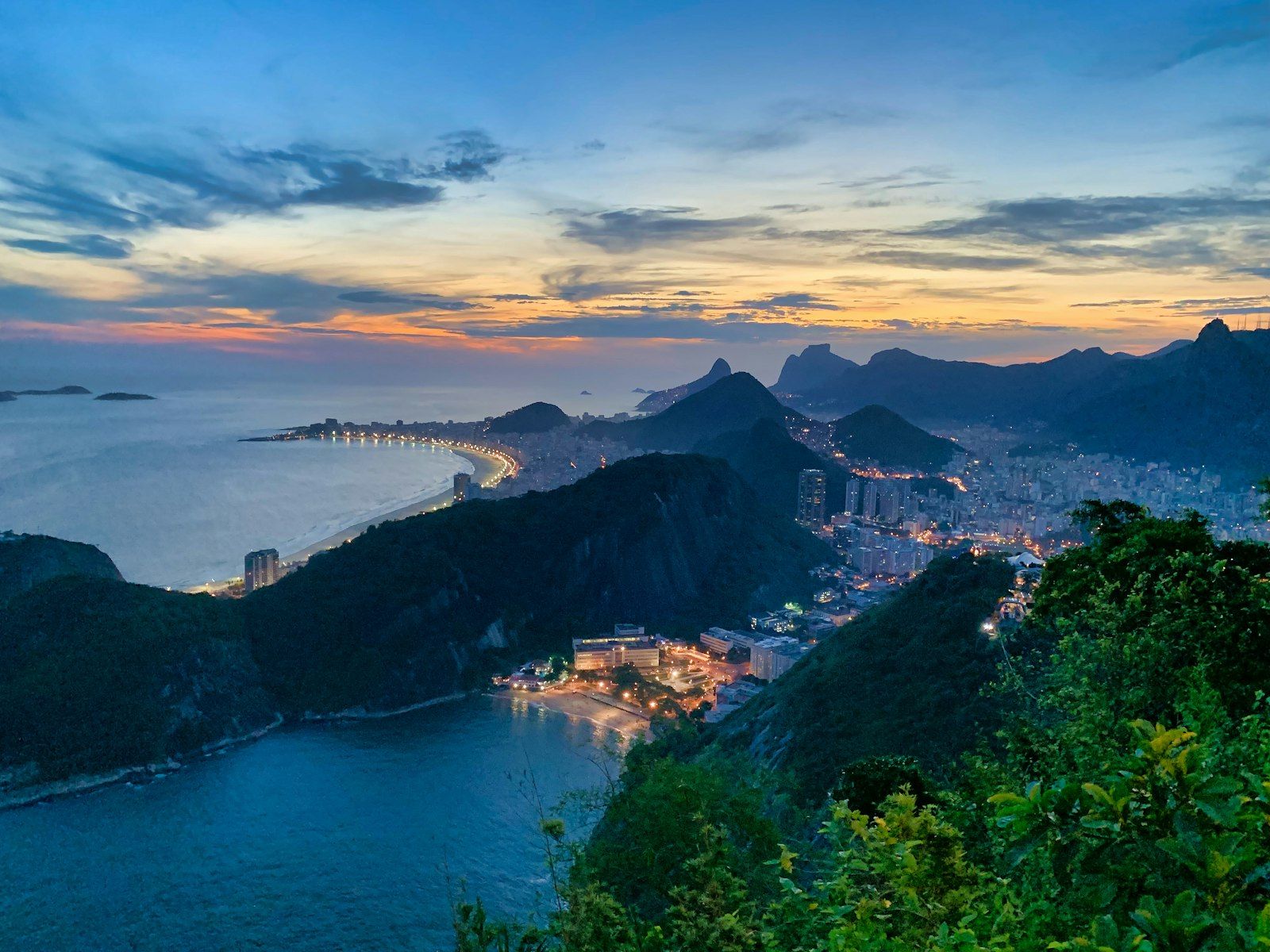 Vista aérea do Rio de Janeiro ao entardecer